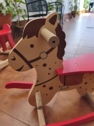 Caballo balancín de madera para niños