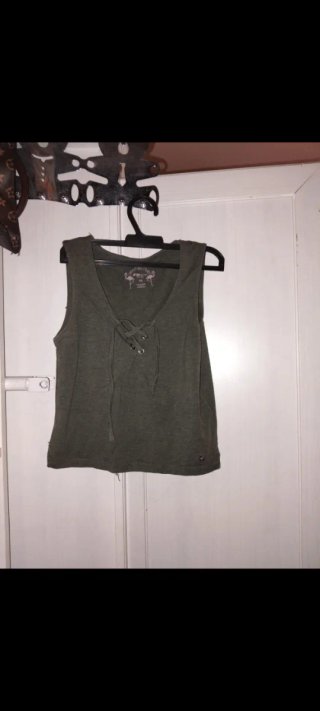 Camiseta sin mangas verde con cordones