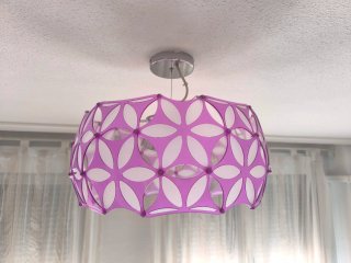 Lámpara morada diseño floral dormitorio