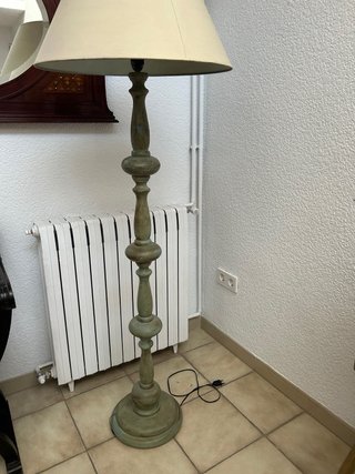 Lámpara de pie de madera