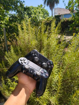 PS4 (PlayStation 4) con 2 mandos
