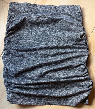 Falda de licra gris fruncida