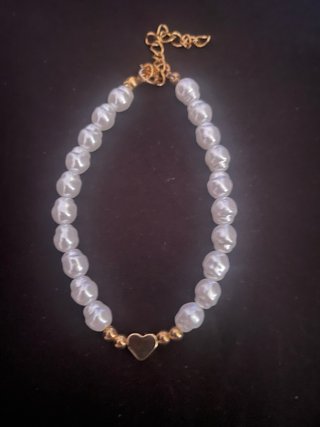 Pulsera perlas y corazón dorado