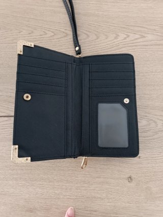Cartera Billetera Negra con Asa de Mano y Detalles