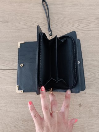 Cartera Billetera Negra con Asa de Mano y Detalles