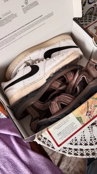 Lote Nike Blancas Talla 42.5 y 42 sandallia