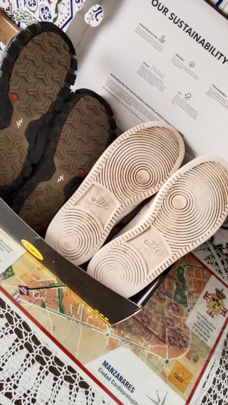 Lote Nike Blancas Talla 42.5 y 42 sandallia