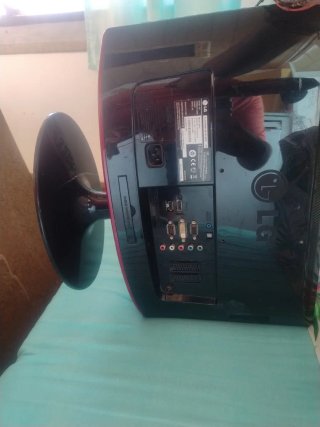 Televisor LG Negro y Rojo