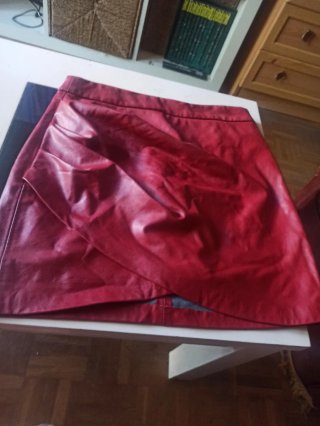 Falda roja efecto piel