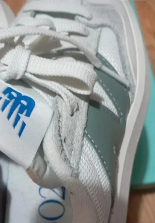 Zapatillas New Balance Blancas y Teales original