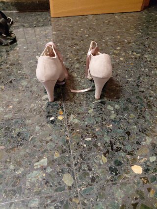 Zapatos de tacón beige con cordones