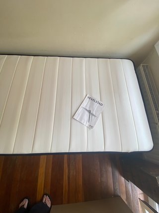 Estructura Cama y Colchón Blanco