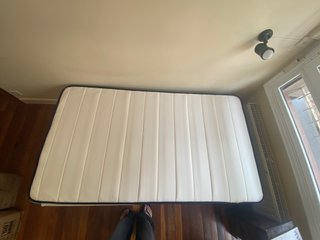Estructura Cama y Colchón Blanco