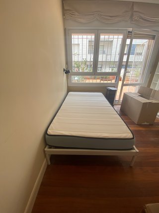 Estructura Cama y Colchón Blanco