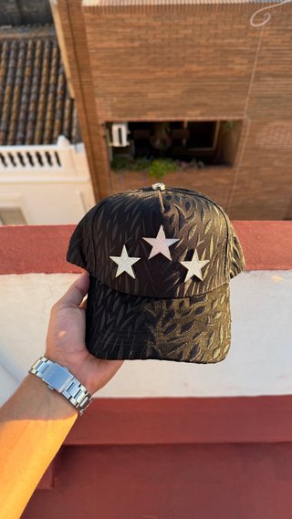 Gorra negra con estrellas plateadas