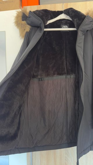 Abrigo Zara con capucha y pelo