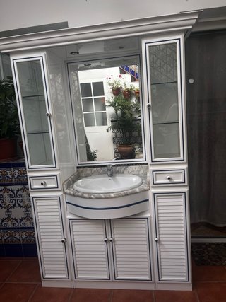 Mueble de baño con lavabo y espejo