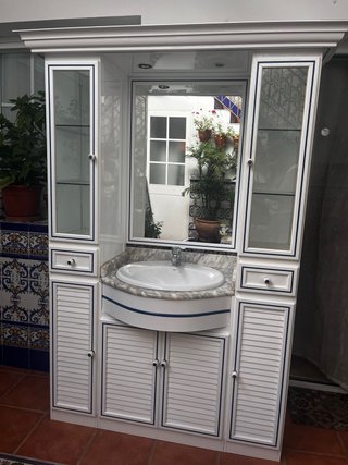 Mueble de baño con lavabo y espejo