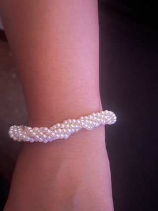 Pulsera trenzada de perlas blancas