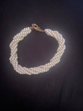 Pulsera trenzada de perlas blancas
