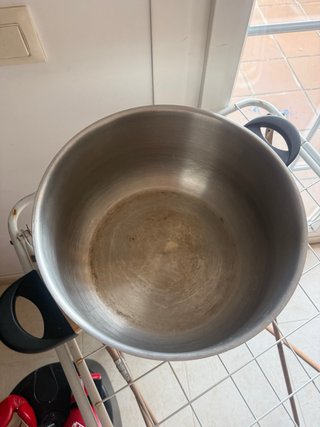 Olla grande de metal y plástico