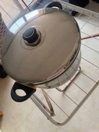 Olla grande de metal y plástico