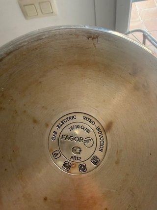 Olla grande de metal y plástico