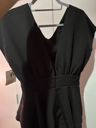 Vestido negro elegante con peplum