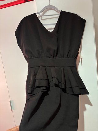 Vestido negro elegante con peplum