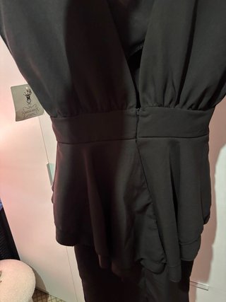 Vestido negro elegante con peplum