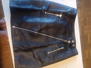 Falda negra con cremalleras (cuero)