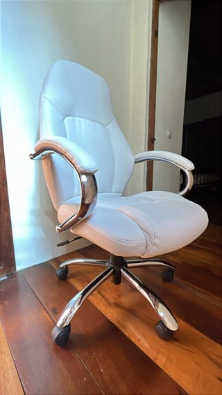 Silla de escritorio blanca y plateada