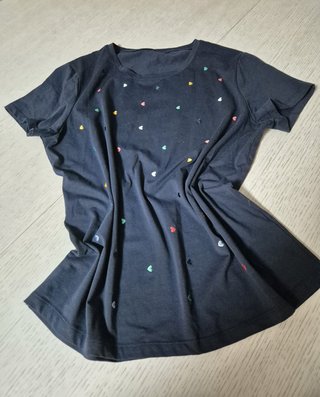 Camiseta azul con corazones multicolores