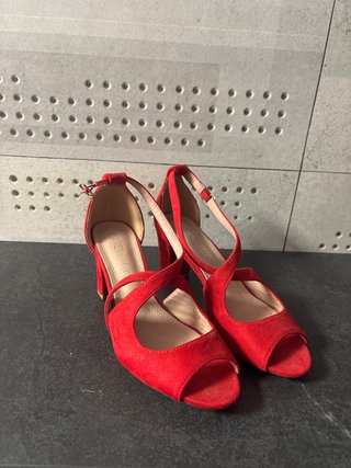 Zapatos de tacón rojos