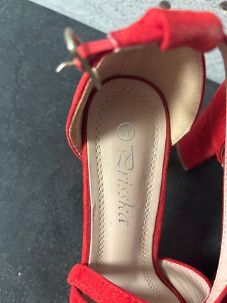 Zapatos de tacón rojos
