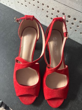 Zapatos de tacón rojos