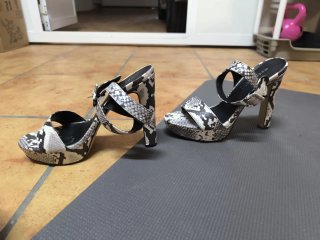 Sandalias de tacón alto con estampado de serpiente