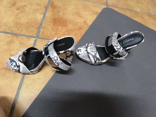 Sandalias de tacón alto con estampado de serpiente