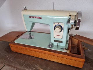 Máquina de coser Brother antigua