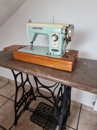 Máquina de coser Brother antigua