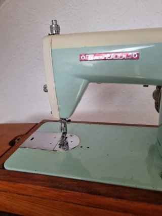 Máquina de coser Brother antigua