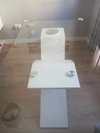 Mesa de comedor de cristal y blanco