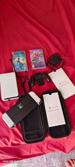 Nintendo Switch OLED como nueva con 2 protectores