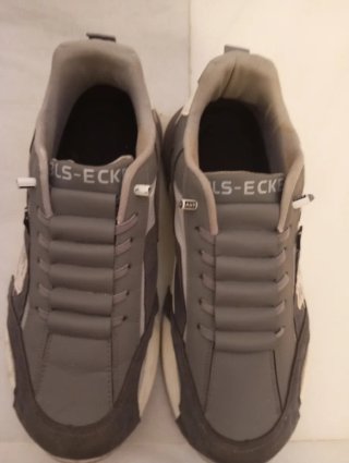 Zapatillas grises y blancas