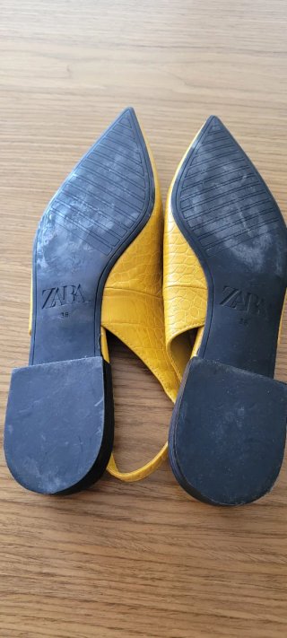 Zapatos slingback amarillos efecto piel cocodrilo