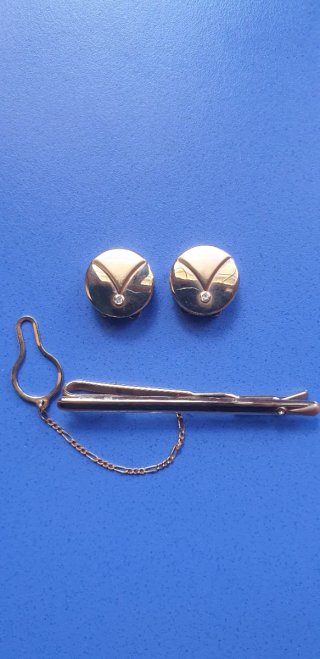 CONJUNTO PISACORBATAS Y BOTONERAS VID