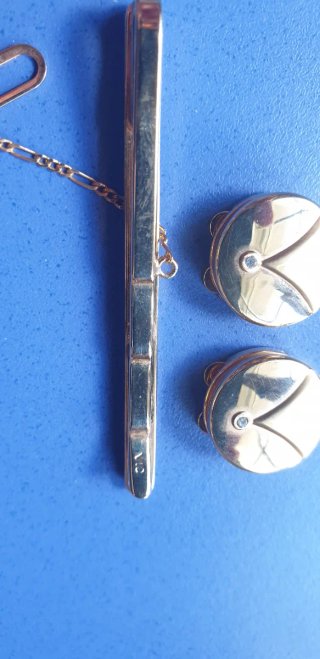 CONJUNTO PISACORBATAS Y BOTONERAS VID