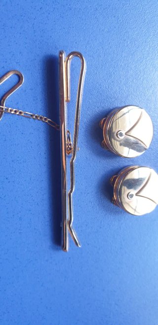 CONJUNTO PISACORBATAS Y BOTONERAS VID