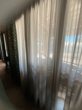 Elegantes cortinas y visillos con barras doradas
