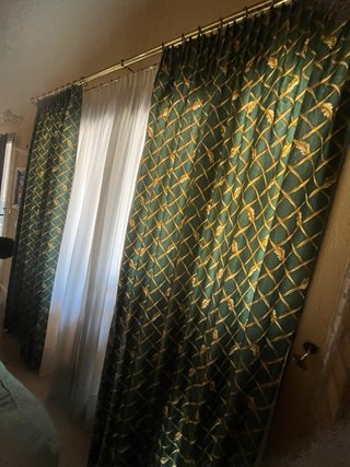 Elegantes cortinas y visillos con barras doradas